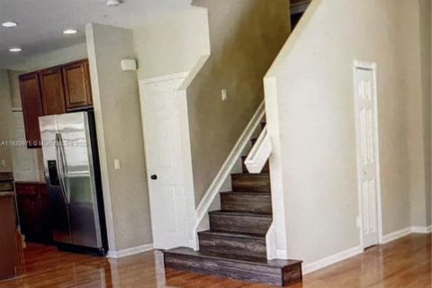 Снять в аренду виллу или дом в Порт-Сент-Луси, Флорида 4 спальни, 183.3м2, № 1975086 - фото 2