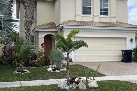 Снять в аренду виллу или дом в Порт-Сент-Луси, Флорида 4 спальни, 183.3м2, № 1975086 - фото 1