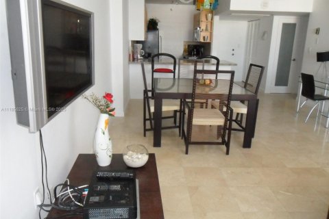 Condo in Miami Beach, Florida, 1 bedroom  № 2022571 - photo 2