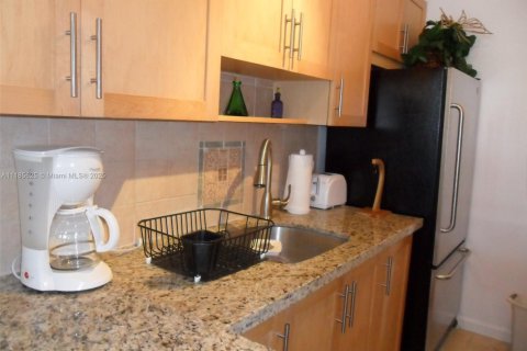 Condo in Miami Beach, Florida, 1 bedroom  № 2022571 - photo 4