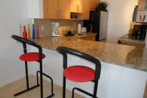 Condo in Miami Beach, Florida, 1 bedroom  № 2022571 - photo 5