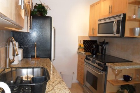 Condo in Miami Beach, Florida, 1 bedroom  № 2022571 - photo 3