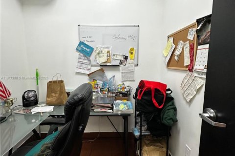 Commercial property in Hialeah, Florida № 1973513 - photo 10