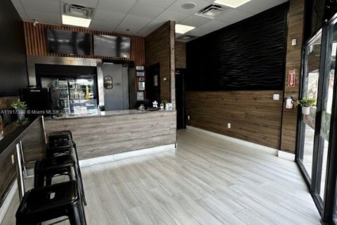 Commercial property in Hialeah, Florida № 1973513 - photo 4