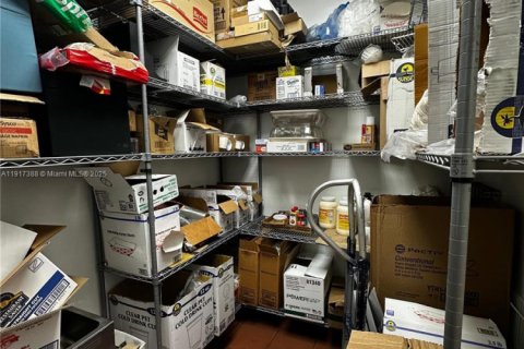 Commercial property in Hialeah, Florida № 1973513 - photo 11