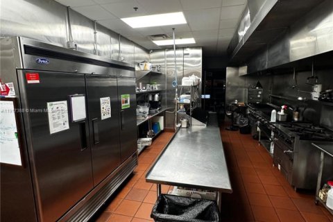 Commercial property in Hialeah, Florida № 1973513 - photo 7