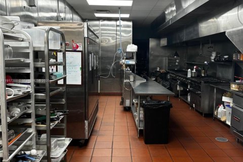 Commercial property in Hialeah, Florida № 1973513 - photo 8