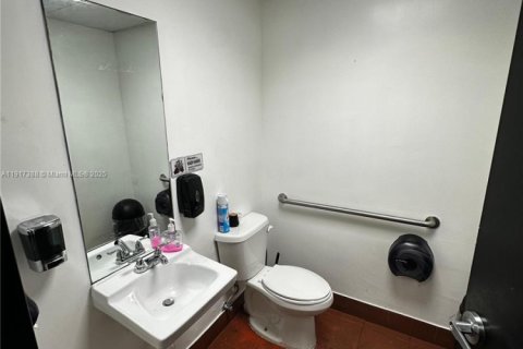 Commercial property in Hialeah, Florida № 1973513 - photo 12