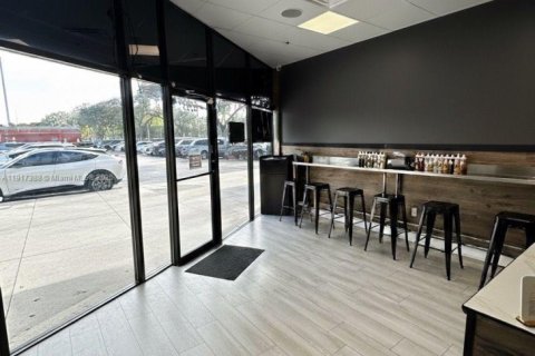 Commercial property in Hialeah, Florida № 1973513 - photo 2