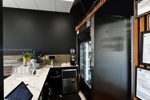 Commercial property in Hialeah, Florida № 1973513 - photo 5