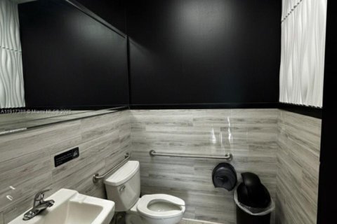 Commercial property in Hialeah, Florida № 1973513 - photo 6