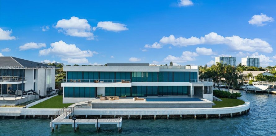 House in North Miami, Florida 7 bedrooms, 803.79 sq.m. № 1691896