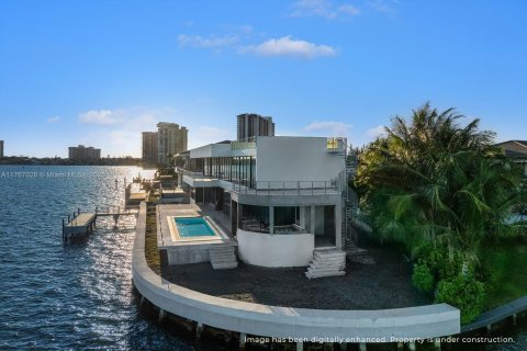 House in North Miami, Florida 7 bedrooms, 803.79 sq.m. № 1691896 - photo 2