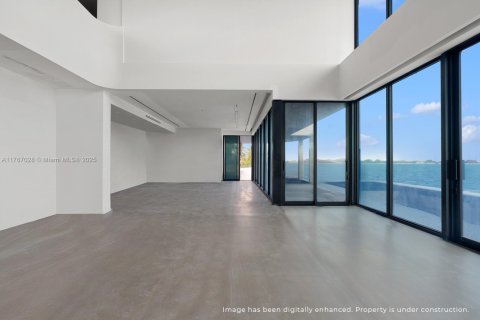 House in North Miami, Florida 7 bedrooms, 803.79 sq.m. № 1691896 - photo 5