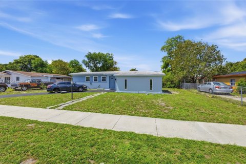 Casa en venta en Miami Gardens, Florida, 3 dormitorios, 124.49 m2 № 2062841 - foto 3