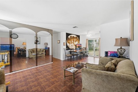 Casa en venta en Miami Gardens, Florida, 3 dormitorios, 124.49 m2 № 2062841 - foto 6