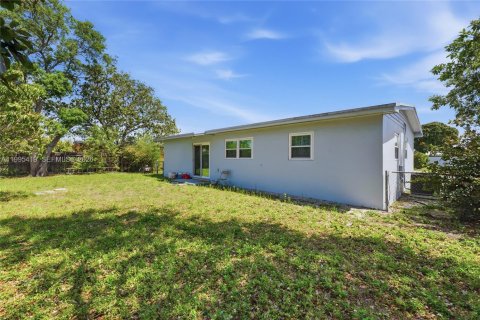 Casa en venta en Miami Gardens, Florida, 3 dormitorios, 124.49 m2 № 2062841 - foto 26