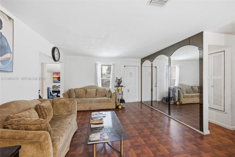 Casa en venta en Miami Gardens, Florida, 3 dormitorios, 124.49 m2 № 2062841 - foto 8