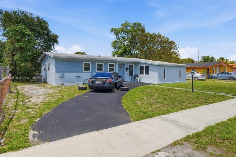 Casa en venta en Miami Gardens, Florida, 3 dormitorios, 124.49 m2 № 2062841 - foto 1