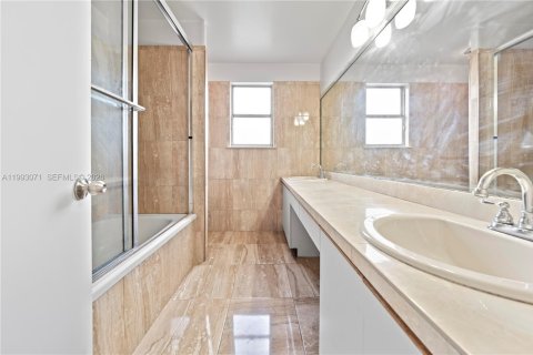 House in Miramar, Florida 3 bedrooms, 167.04 sq.m. № 2055226 - photo 19