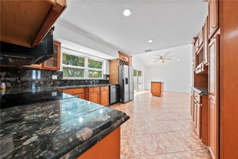 House in Miramar, Florida 3 bedrooms, 167.04 sq.m. № 2055226 - photo 9