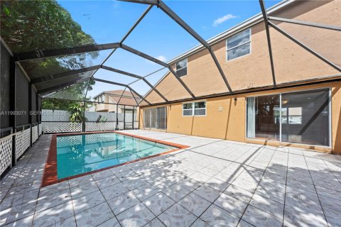 House in Miramar, Florida 3 bedrooms, 167.04 sq.m. № 2055226 - photo 2