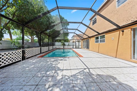 House in Miramar, Florida 3 bedrooms, 167.04 sq.m. № 2055226 - photo 12