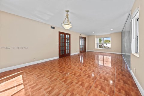 House in Miramar, Florida 3 bedrooms, 167.04 sq.m. № 2055226 - photo 5