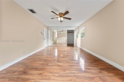 House in Miramar, Florida 3 bedrooms, 167.04 sq.m. № 2055226 - photo 16