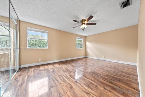 House in Miramar, Florida 3 bedrooms, 167.04 sq.m. № 2055226 - photo 15