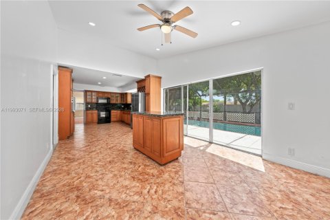 House in Miramar, Florida 3 bedrooms, 167.04 sq.m. № 2055226 - photo 10