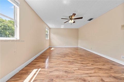 House in Miramar, Florida 3 bedrooms, 167.04 sq.m. № 2055226 - photo 17