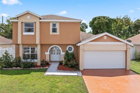 House in Miramar, Florida 3 bedrooms, 167.04 sq.m. № 2055226 - photo 1