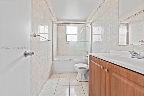 House in Miramar, Florida 3 bedrooms, 167.04 sq.m. № 2055226 - photo 23