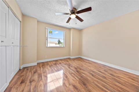 House in Miramar, Florida 3 bedrooms, 167.04 sq.m. № 2055226 - photo 22