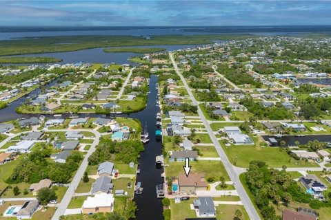 Casa en venta en Port Charlotte, Florida, 4 dormitorios, 337.7 m2 № 1821453 - foto 2