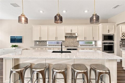 House in Winter Garden, Florida 5 bedrooms, 408.4 sq.m. № 2353198 - photo 19