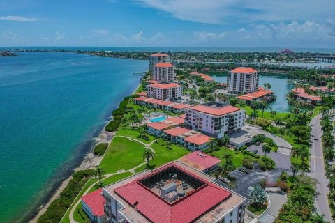 Villa ou maison à louer à Saint Petersburg, Floride: 2 chambres, 87.79 m2 № 2166524 - photo 17