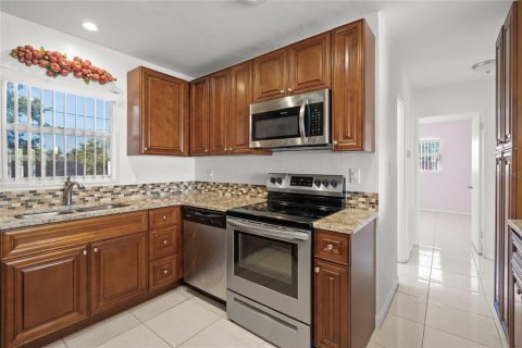 House in Sarasota, Florida 3 bedrooms, 137.77 sq.m. № 1767712 - photo 10
