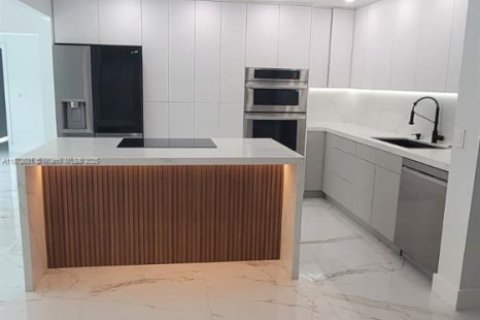 Снять в аренду виллу или дом в Корал-Спрингс, Флорида 3 спальни, 232.72м2, № 1928739 - фото 17