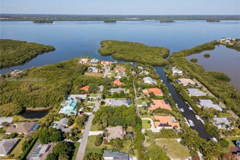 House in Vero Beach, Florida 3 bedrooms, 179.86 sq.m. № 2002785 - photo 14