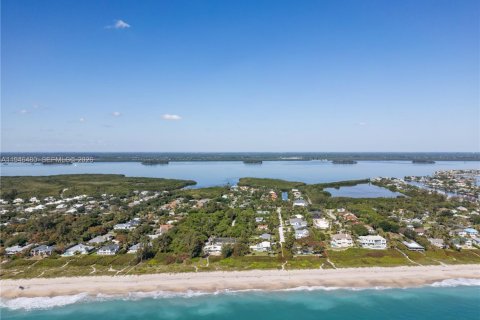 House in Vero Beach, Florida 3 bedrooms, 179.86 sq.m. № 2002785 - photo 12