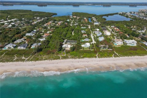 House in Vero Beach, Florida 3 bedrooms, 179.86 sq.m. № 2002785 - photo 13