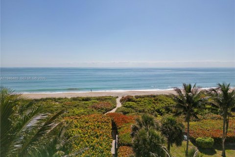 House in Vero Beach, Florida 3 bedrooms, 179.86 sq.m. № 2002785 - photo 17