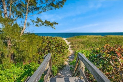 House in Vero Beach, Florida 3 bedrooms, 179.86 sq.m. № 2002785 - photo 4