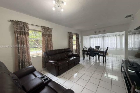 Villa ou maison à vendre à Hialeah, Floride: 4 chambres, 133.04 m2 № 2052247 - photo 6