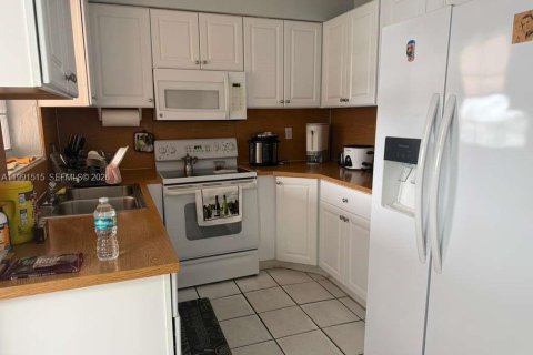 Villa ou maison à vendre à Hialeah, Floride: 4 chambres, 133.04 m2 № 2052247 - photo 5