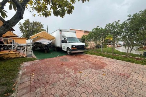 Villa ou maison à vendre à Hialeah, Floride: 4 chambres, 133.04 m2 № 2052247 - photo 16