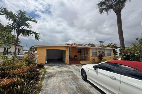 Villa ou maison à vendre à Hialeah, Floride: 4 chambres, 133.04 m2 № 2052247 - photo 1