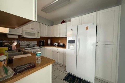 Villa ou maison à vendre à Hialeah, Floride: 4 chambres, 133.04 m2 № 2052247 - photo 8